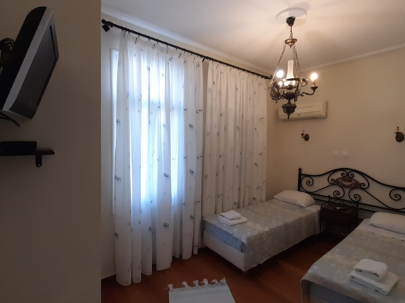 Χώρα. Ανακαινισμένα 4 διαμερίσματα και μία αίθουσα με θέα θάλασσα. Συνολικά 243m2
