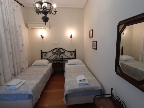 Χώρα. Ανακαινισμένα 4 διαμερίσματα και μία αίθουσα με θέα θάλασσα. Συνολικά 243m2