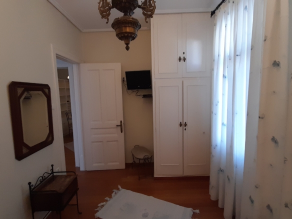 Χώρα. Ανακαινισμένα 4 διαμερίσματα και μία αίθουσα με θέα θάλασσα. Συνολικά 243m2