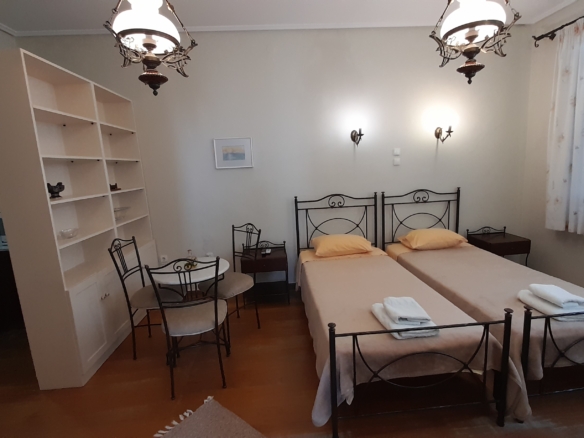Χώρα. Ανακαινισμένα 4 διαμερίσματα και μία αίθουσα με θέα θάλασσα. Συνολικά 243m2