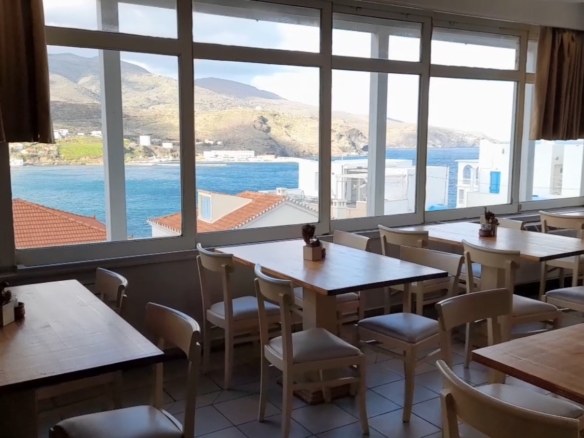 Χώρα. Ανακαινισμένα 4 διαμερίσματα και μία αίθουσα με θέα θάλασσα. Συνολικά 243m2