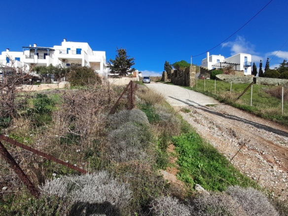 Γαύριο. Οικόπεδο εμβαδού 738 m2 εντός του οικισμού, με εξαιρετική θέα στη θάλασσα.