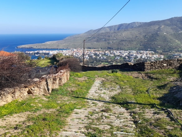 Υψηλού: Με εξαιρετική θέα στη θάλασσα & στη Χώρα της Άνδρου 9.750,45 m2 με κελί 14,09 m2 και αλώνι.
