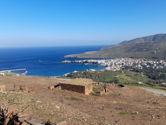 Υψηλού: Με εξαιρετική θέα στη θάλασσα & στη Χώρα της Άνδρου 9.750,45 m2 με κελί 14,09 m2 και αλώνι.