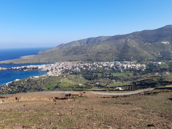 Υψηλού: Με εξαιρετική θέα στη θάλασσα & στη Χώρα της Άνδρου 9.750,45 m2 με κελί 14,09 m2 και αλώνι.