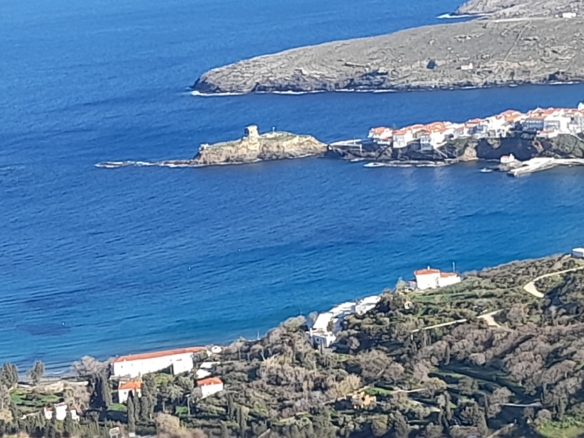 Υψηλού: Με εξαιρετική θέα στη θάλασσα & στη Χώρα της Άνδρου 9.750,45 m2 με κελί 14,09 m2 και αλώνι.