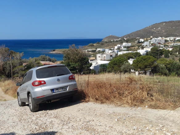 Γαύριο. Οικόπεδο εμβαδού 738 m2 εντός του οικισμού, με εξαιρετική θέα στη θάλασσα.