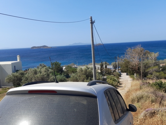 Γαύριο. Οικόπεδο εμβαδού 738 m2 εντός του οικισμού, με εξαιρετική θέα στη θάλασσα.