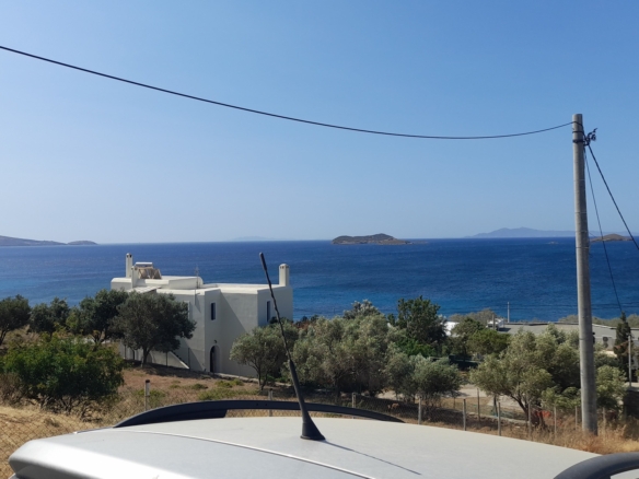 Γαύριο. Οικόπεδο εμβαδού 738 m2 εντός του οικισμού, με εξαιρετική θέα στη θάλασσα.