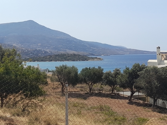 Γαύριο. Οικόπεδο εμβαδού 738 m2 εντός του οικισμού, με εξαιρετική θέα στη θάλασσα.