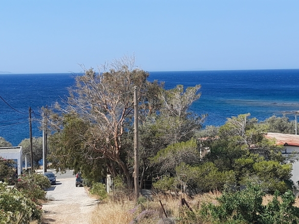 Γαύριο. Οικόπεδο εμβαδού 738 m2 εντός του οικισμού, με εξαιρετική θέα στη θάλασσα.