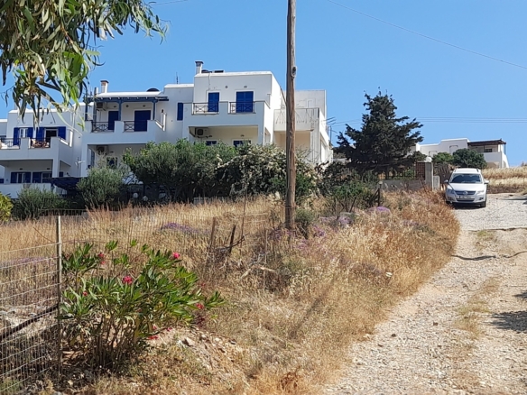 Γαύριο. Οικόπεδο εμβαδού 738 m2 εντός του οικισμού, με εξαιρετική θέα στη θάλασσα.