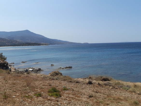 Γαύριο. Οικόπεδο εμβαδού 738 m2 εντός του οικισμού, με εξαιρετική θέα στη θάλασσα.