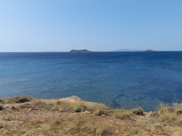 Γαύριο. Οικόπεδο εμβαδού 738 m2 εντός του οικισμού, με εξαιρετική θέα στη θάλασσα.