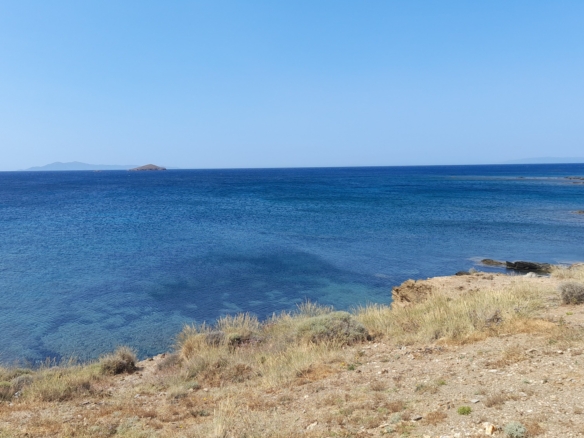 Γαύριο. Οικόπεδο εμβαδού 738 m2 εντός του οικισμού, με εξαιρετική θέα στη θάλασσα.