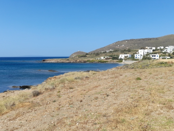 Γαύριο. Οικόπεδο εμβαδού 738 m2 εντός του οικισμού, με εξαιρετική θέα στη θάλασσα.