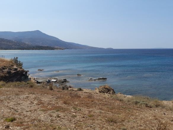 Γαύριο. Οικόπεδο εμβαδού 738 m2 εντός του οικισμού, με εξαιρετική θέα στη θάλασσα.