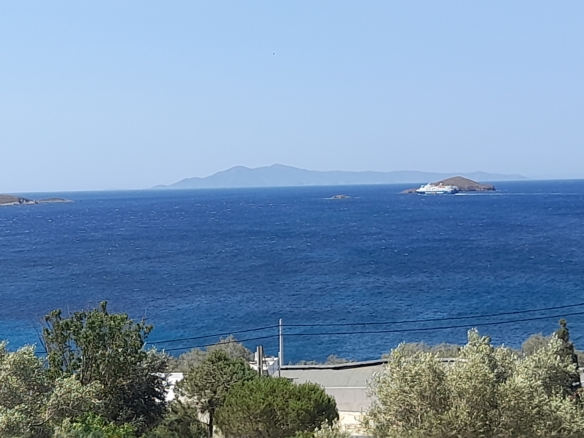 Γαύριο. Οικόπεδο εμβαδού 738 m2 εντός του οικισμού, με εξαιρετική θέα στη θάλασσα.
