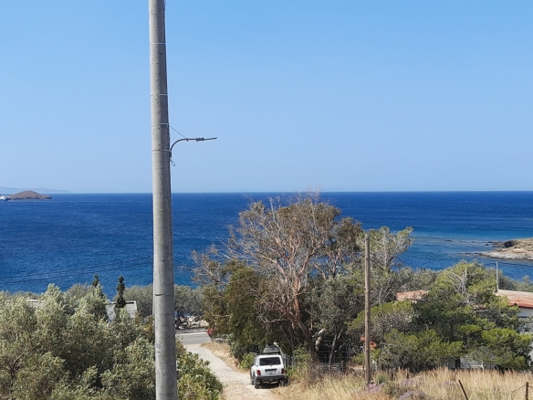 Γαύριο. Οικόπεδο εμβαδού 738 m2 εντός του οικισμού, με εξαιρετική θέα στη θάλασσα.