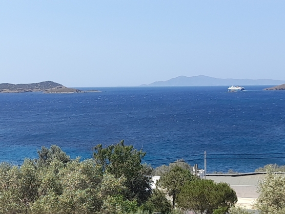 Gavrio. Plot of land of 738 m2 within the settlement, with beautiful sea view.