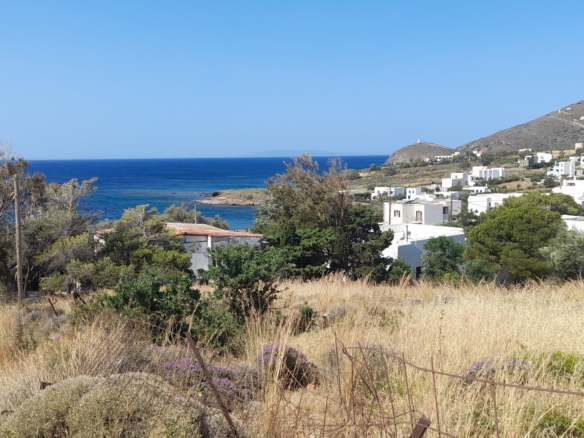Γαύριο. Οικόπεδο εμβαδού 738 m2 εντός του οικισμού, με εξαιρετική θέα στη θάλασσα.