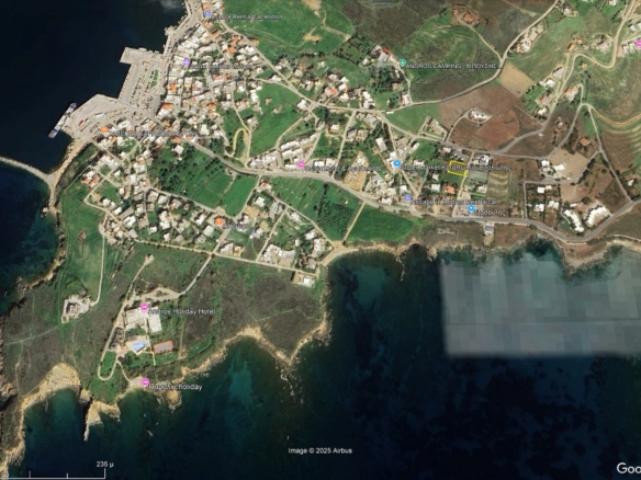 Γαύριο. Οικόπεδο εμβαδού 738 m2 εντός του οικισμού, με εξαιρετική θέα στη θάλασσα.