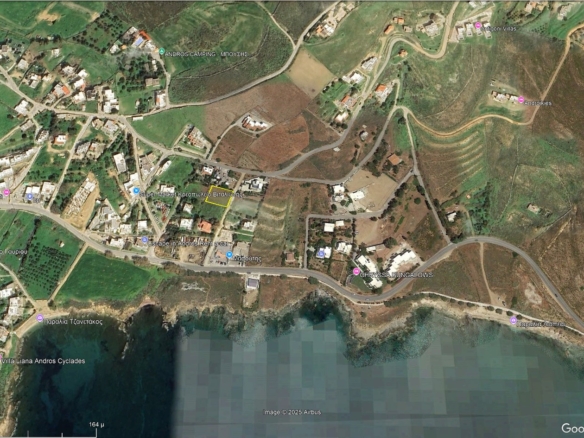 Γαύριο. Οικόπεδο εμβαδού 738 m2 εντός του οικισμού, με εξαιρετική θέα στη θάλασσα.