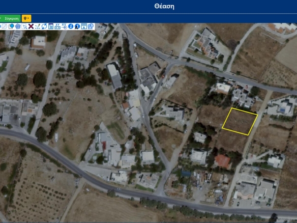 Γαύριο. Οικόπεδο εμβαδού 738 m2 εντός του οικισμού, με εξαιρετική θέα στη θάλασσα.