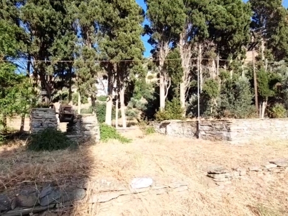 Λιβάδια. ΕΝΤΟΣ οικισμού κτήμα 5.542 m2 οικοδομήσιμο, με γεώτρηση και νερό