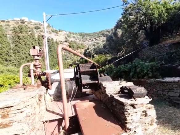 Χώρα Άνδρου-Λιβάδια. Μονοκατοικία 225 m2 σε περιβόλι 4.188 m2 με νερό.