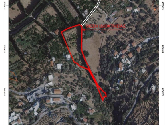 Λιβάδια. ΕΝΤΟΣ οικισμού κτήμα 5.542 m2 οικοδομήσιμο, με γεώτρηση και νερό