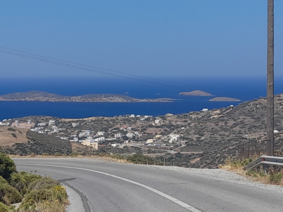 Μπατσί. Οικοδομήσιμα 4.329 m2 με εντυπωσιακή θέα στη θάλασσα.