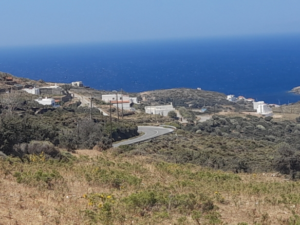 Μπατσί. Οικοδομήσιμα 4.329 m2 με εντυπωσιακή θέα στη θάλασσα.