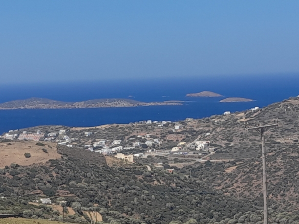 Μπατσί. Οικοδομήσιμα 4.329 m2 με εντυπωσιακή θέα στη θάλασσα.