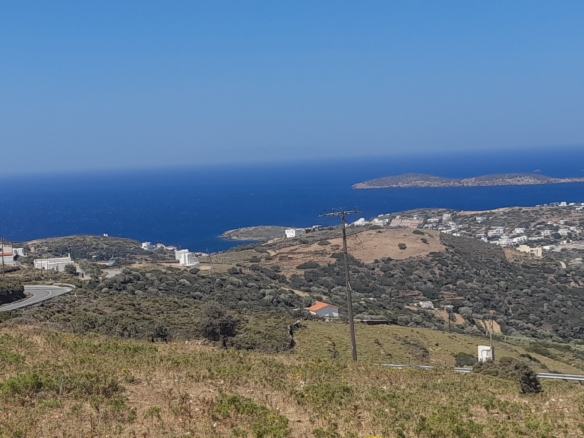 Μπατσί. Οικοδομήσιμα 4.329 m2 με εντυπωσιακή θέα στη θάλασσα.