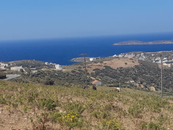 Μπατσί. Οικοδομήσιμα 4.329 m2 με εντυπωσιακή θέα στη θάλασσα.