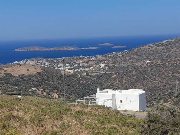 Μπατσί. Οικοδομήσιμα 4.329 m2 με εντυπωσιακή θέα στη θάλασσα.