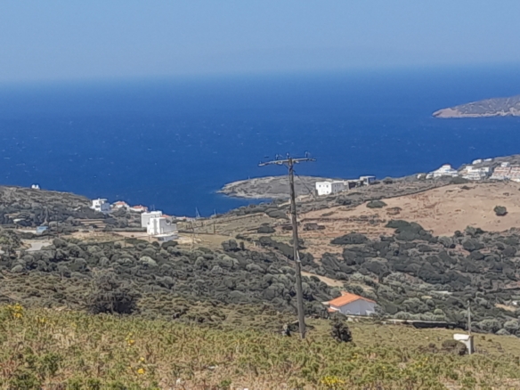 Μπατσί. Οικοδομήσιμα 4.329 m2 με εντυπωσιακή θέα στη θάλασσα.