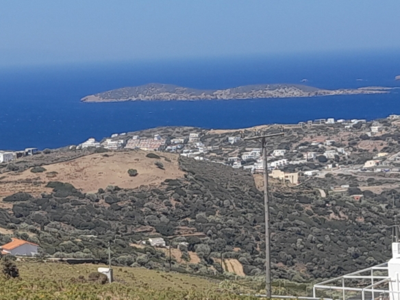Μπατσί. Οικοδομήσιμα 4.329 m2 με εντυπωσιακή θέα στη θάλασσα.