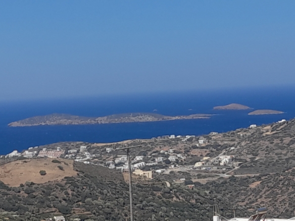 Μπατσί. Οικοδομήσιμα 4.329 m2 με εντυπωσιακή θέα στη θάλασσα.