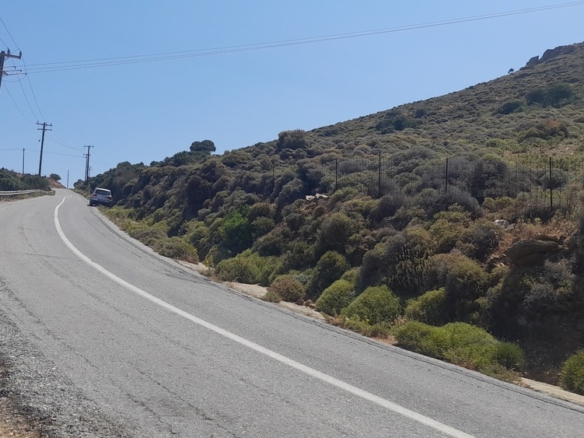 Μπατσί. Οικοδομήσιμα 4.329 m2 με εντυπωσιακή θέα στη θάλασσα.