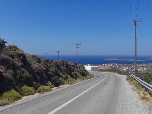 Μπατσί. Οικοδομήσιμα 4.329 m2 με εντυπωσιακή θέα στη θάλασσα.