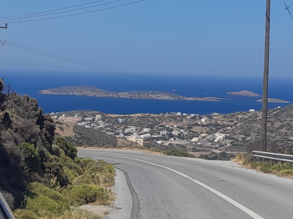 Μπατσί. Οικοδομήσιμα 4.329 m2 με εντυπωσιακή θέα στη θάλασσα.