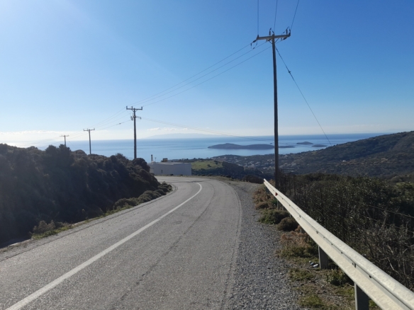 Μπατσί. Οικοδομήσιμα 4.329 m2 με εντυπωσιακή θέα στη θάλασσα.