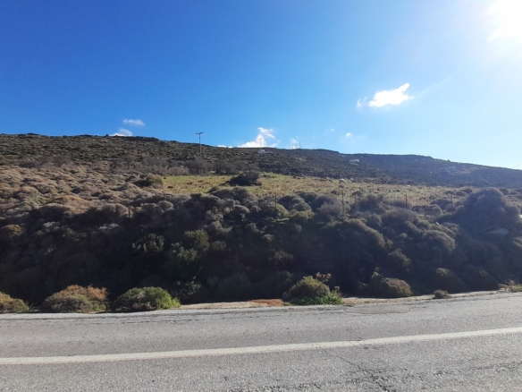 Μπατσί. Οικοδομήσιμα 4.329 m2 με εντυπωσιακή θέα στη θάλασσα.