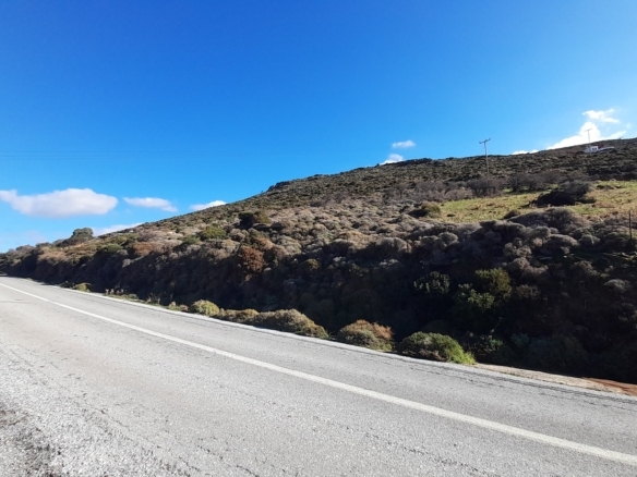 Μπατσί. Οικοδομήσιμα 4.329 m2 με εντυπωσιακή θέα στη θάλασσα.