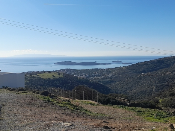 Μπατσί. Οικοδομήσιμα 4.329 m2 με εντυπωσιακή θέα στη θάλασσα.