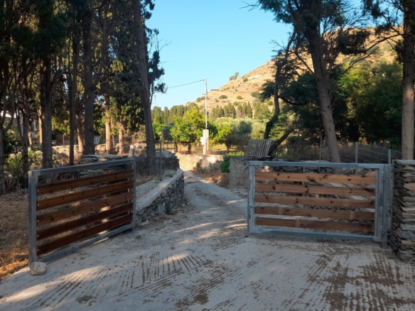 Λιβάδια. ΕΝΤΟΣ οικισμού κτήμα 5.542 m2 οικοδομήσιμο, με γεώτρηση και νερό