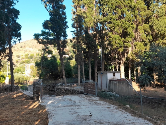 Λιβάδια. ΕΝΤΟΣ οικισμού κτήμα 5.542 m2 οικοδομήσιμο, με γεώτρηση και νερό