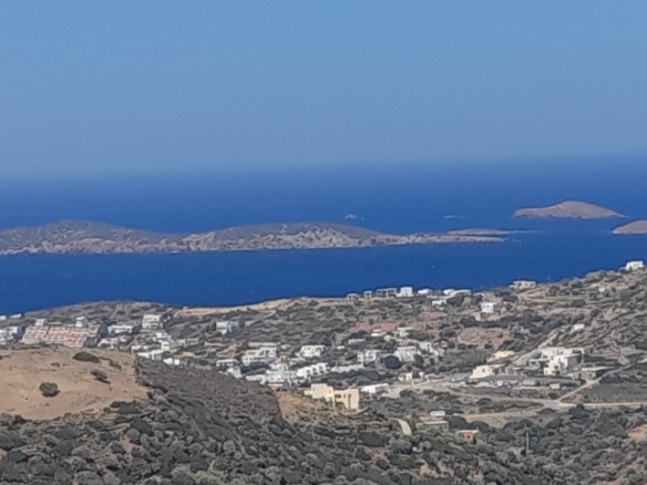 Μπατσί. Οικοδομήσιμα 4.329 m2 με εντυπωσιακή θέα στη θάλασσα.